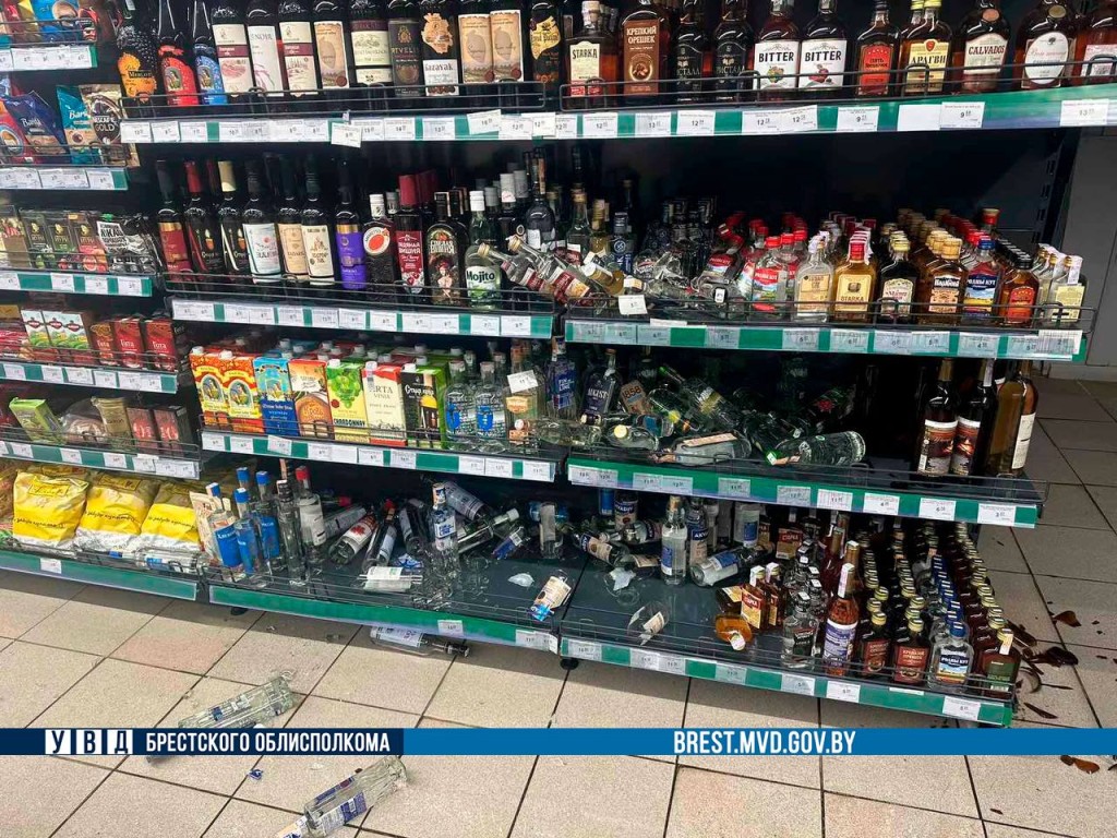 Мужчина с ружьем пытался ограбить магазин в Барановичах и ранил покупателя