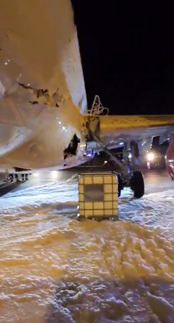 Пассажирский самолет с пробитым фюзеляжем час кружил над Белградом