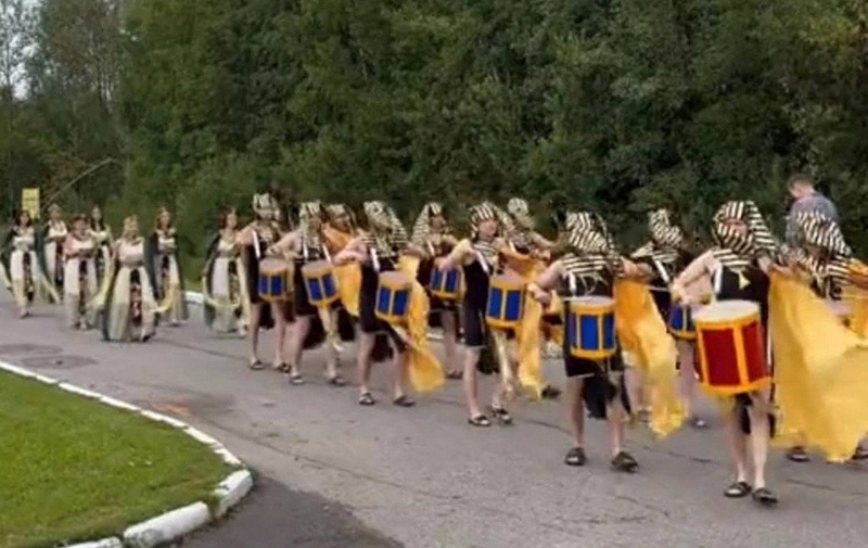 Главу фабрики провезли в повозке, запряженной людьми