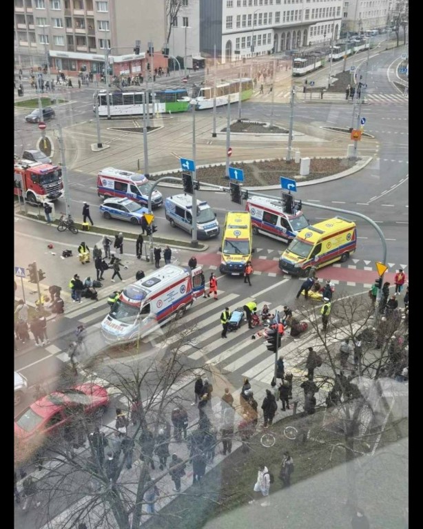 Автомобиль въехал в толпу людей в польском Щецине, 17 пострадавших