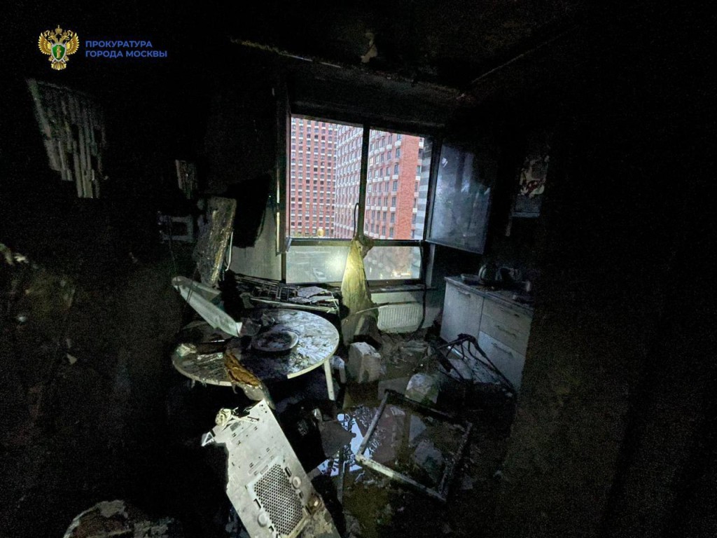 Сильные взрывы и пожар произошли в жилом доме в Москве