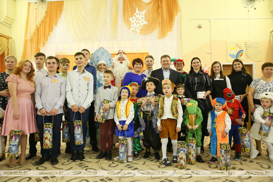 Семья Лукашенко продолжает благотворительные визиты: Дмитрий посетил сирот