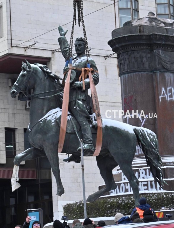 В Киеве снесли памятник советскому военному