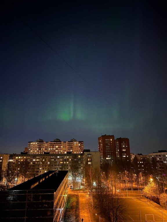 Северное сияние из-за магнитной бури появилось над Москвой и Петербургом