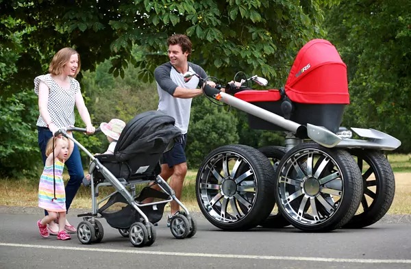 Skoda разработала детскую коляску огромными колесами для мужчин