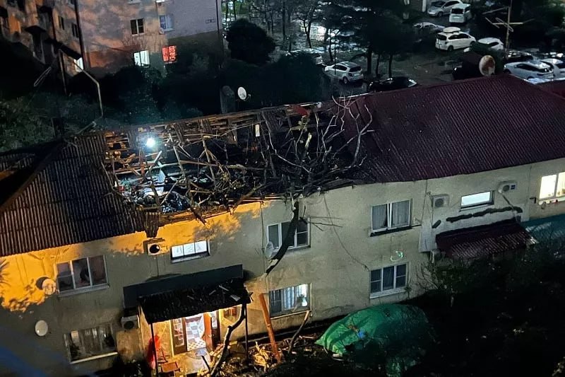 Сильный ветер в Сочи валил деревья, срывал крыши, есть погибший