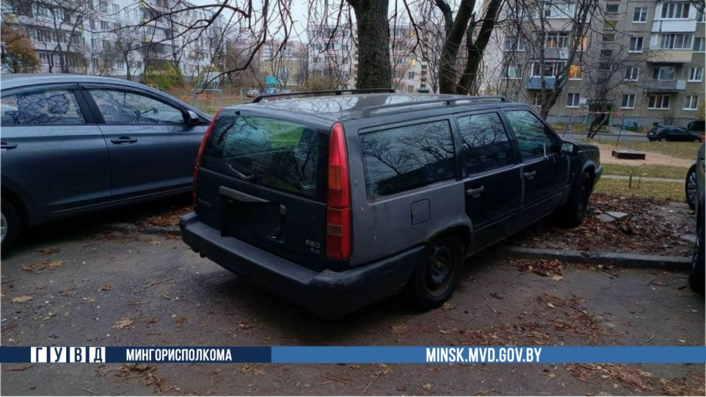 Минчанка выбросила посуду из окна, повредив авто соседа