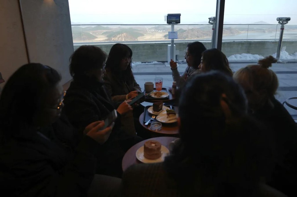 В Южной Корее открыли Starbucks с видом на КНДР