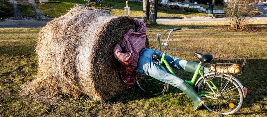 Украшенные тюки соломы, или Сельское искусство: фото атрибутов «Дажынок»