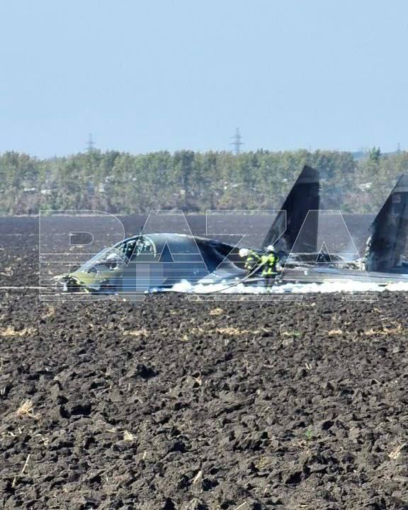 Истребитель Су-34 рухнул под Воронежем, летчики катапультировались