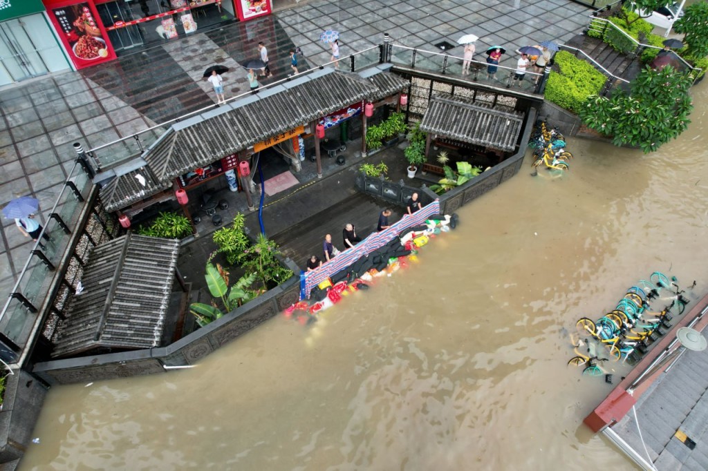 В Китае эвакуировали тысячи людей из-за тайфуна