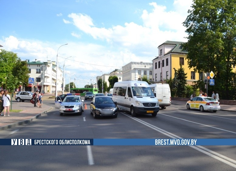 Такси сбило двух подростков в Бресте: жесткое видео