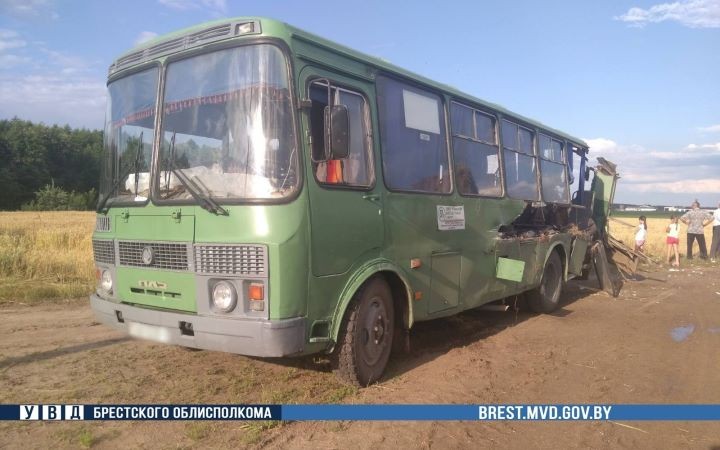 Трактор «разрезал» пассажирский автобус в Ивановском районе