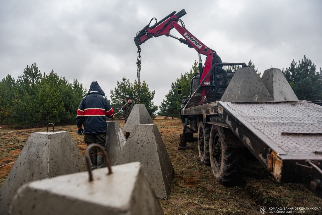 Траншеи и блиндажи: Украина укрепляет границу с Беларусью