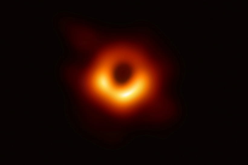 Ученые показали первую в истории фотографию черной дыры