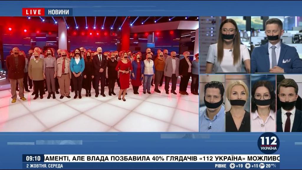 Украинские телеведущие заклеили рты, протестуя против цензуры