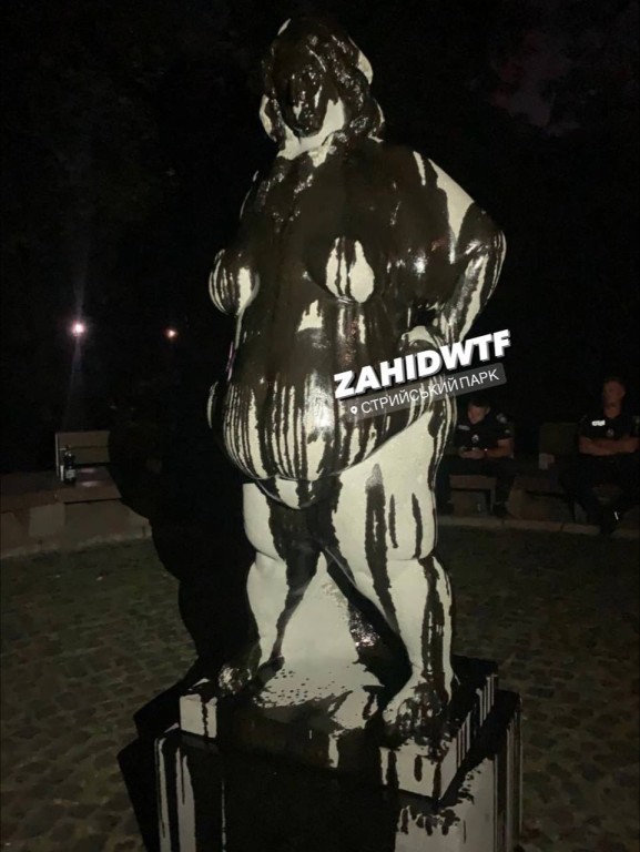 Скульптура пышнотелой женщины не понравилась жителям Львова