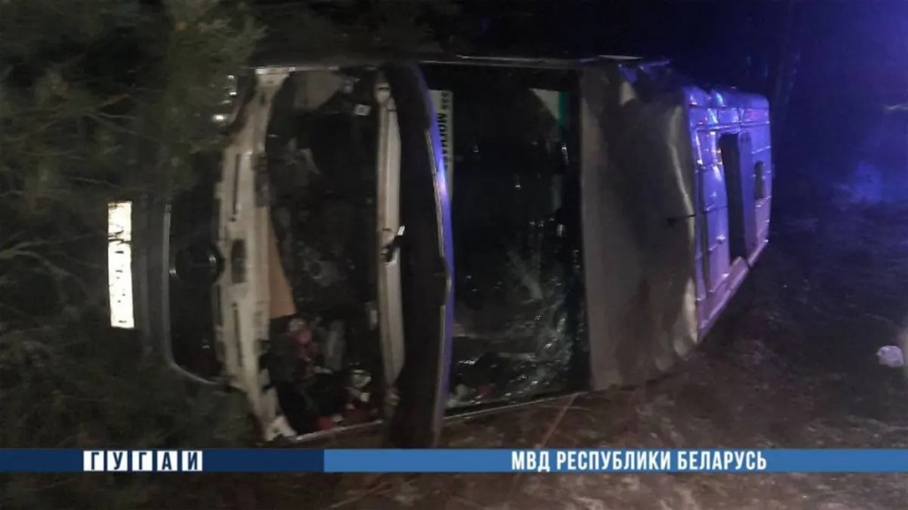 В аварии с маршруткой под Калинковичами пострадали 7 человек