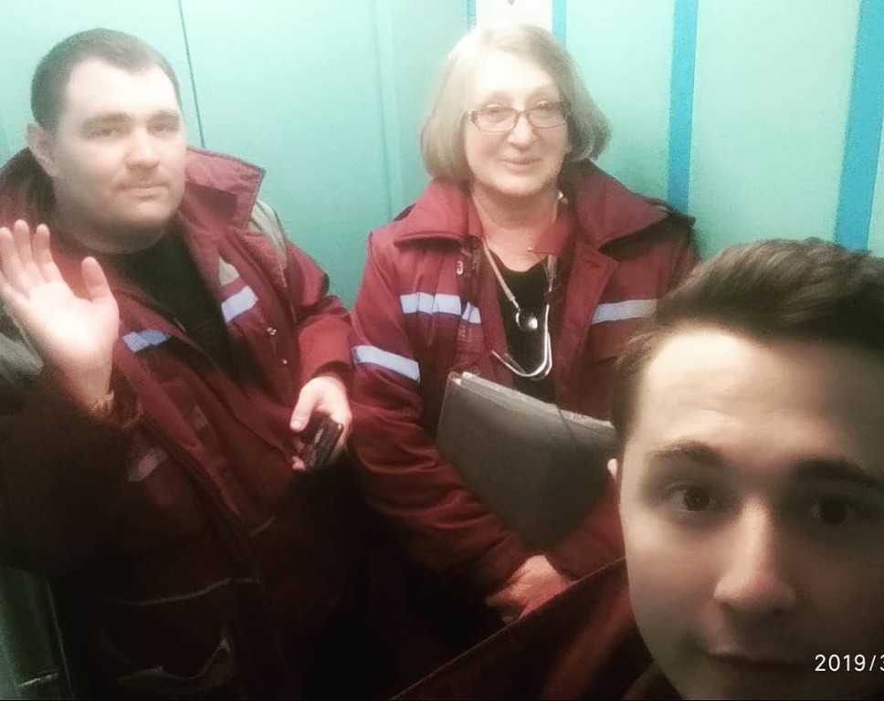 В Барановичах бригада скорой помощи застряла в лифте