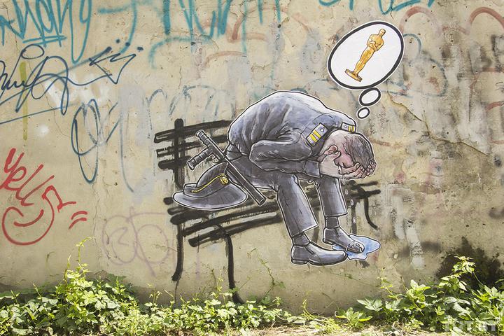 В Бресте появилось граффити с плачущим милиционером