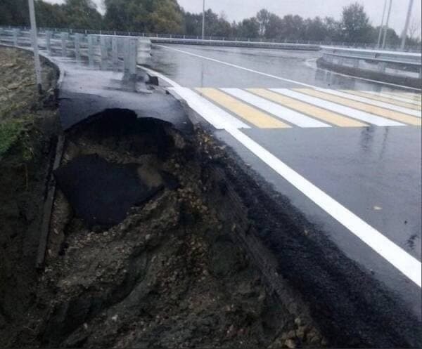 В Брянске новая дорога разрушилась через неделю после торжественного открытия