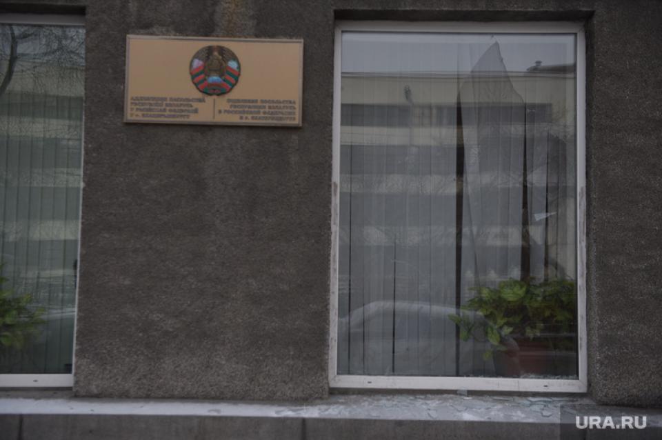 В Екатеринбурге сожгли белорусский флаг во время атаки на посольство Беларуси