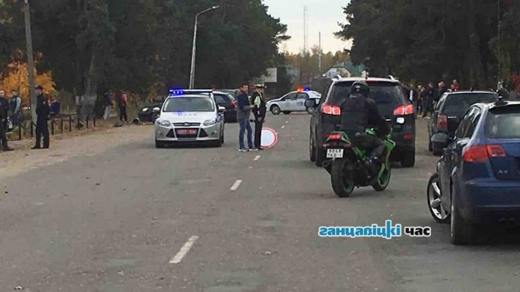 В Ганцевичах мотоциклист врезался в легковушку: три человека пострадали (видео)