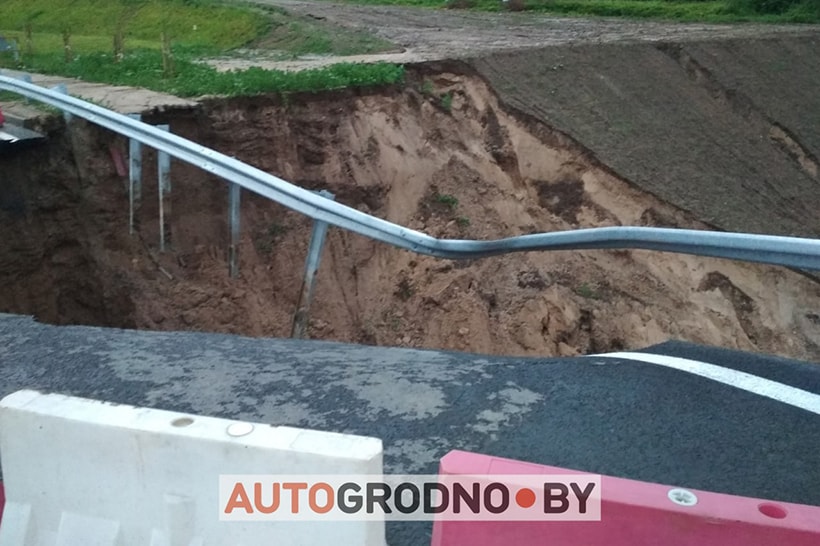 В Гродно обрушилась часть дороги у нового моста