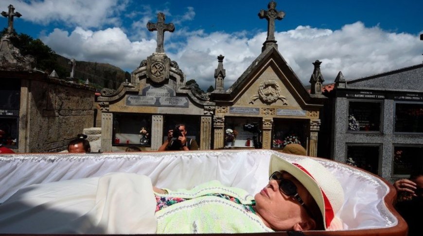 В Испании в гробах носили живых людей (видео)
