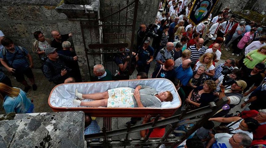 В Испании в гробах носили живых людей (видео)