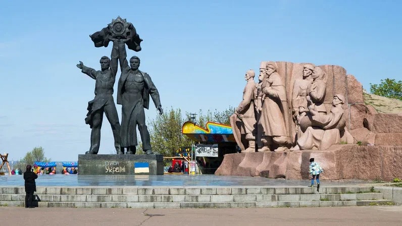 В Киеве демонтируют мемориал Дружбы народов России и Украины