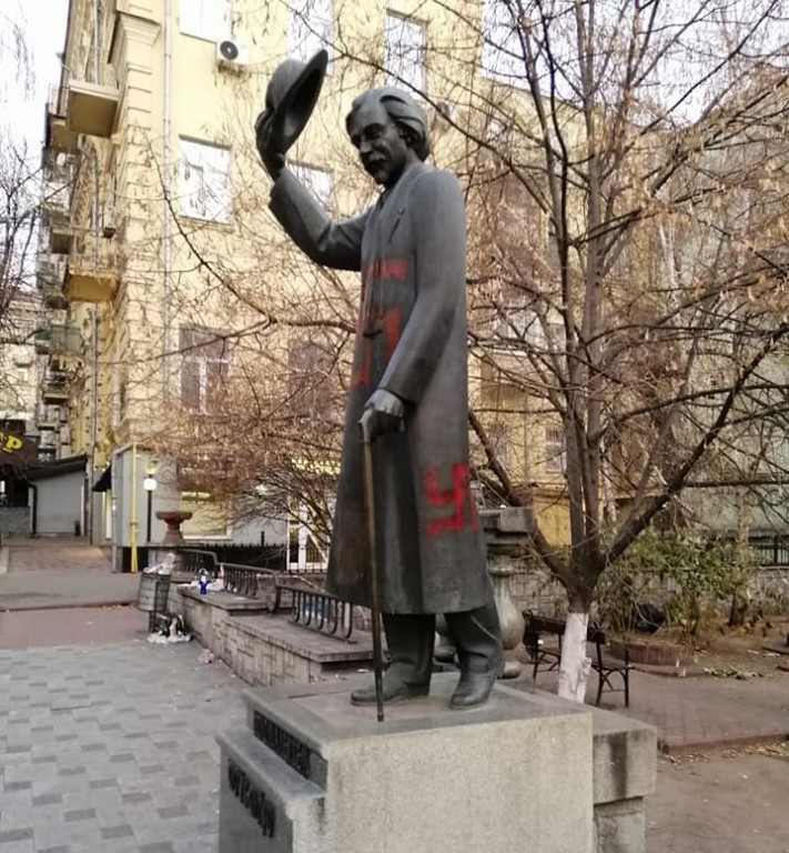 В Киеве на памятнике еврейскому писателю нарисовали свастику
