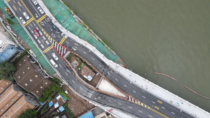 В Китае построили шоссе вокруг дома, хозяйка которого из-за жадности отказалась съезжать