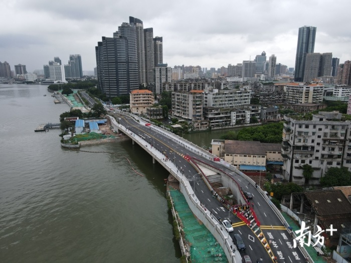 В Китае построили шоссе вокруг дома, хозяйка которого из-за жадности отказалась съезжать