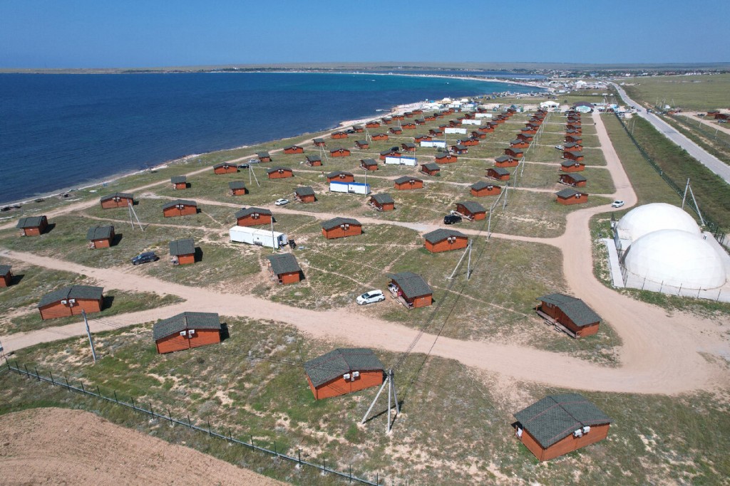 В Крыму построили деревню для туристов в 250 домов: показываем условия проживания