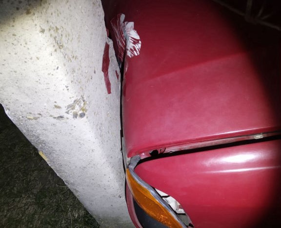 В Лунинце пьяная женщина угнала машину и попала в аварию