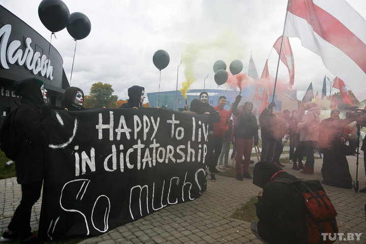 В Минске анархисты в гриме Джокера протестовали перед чиновниками и дипломатами