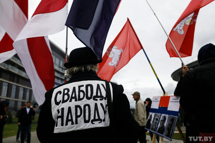 В Минске анархисты в гриме Джокера протестовали перед чиновниками и дипломатами