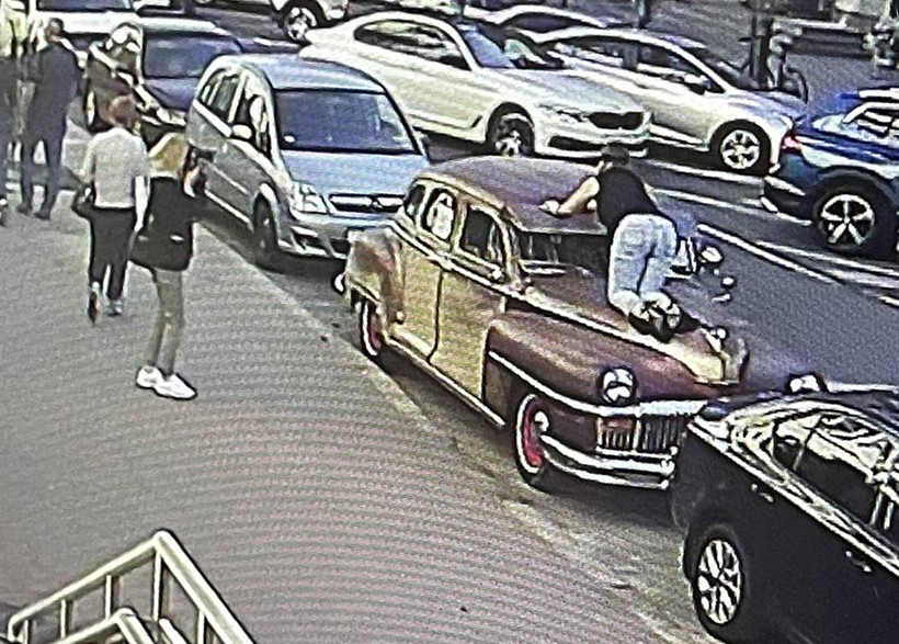 В Минске ищут девушку, помявшую чужое раритетное авто ради фото