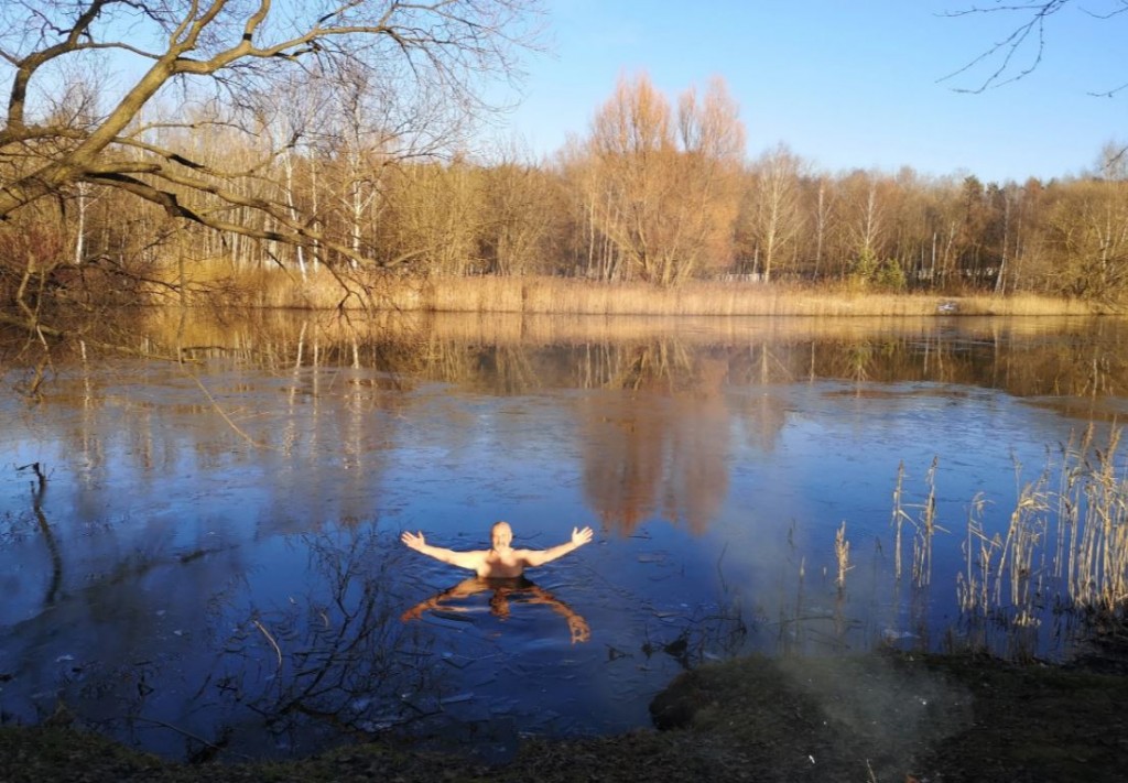 В Минске праздновали Новый год, купаясь в Свислочи