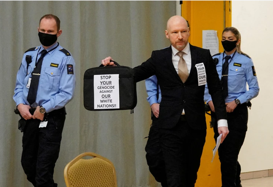 В Норвегии решают, освободить ли досрочно террориста Брейвика