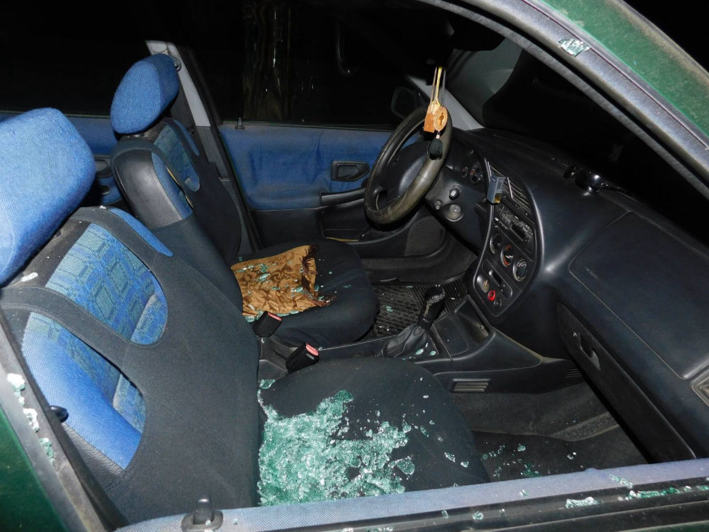 Пинчанин «просто так» разбил стекло машины