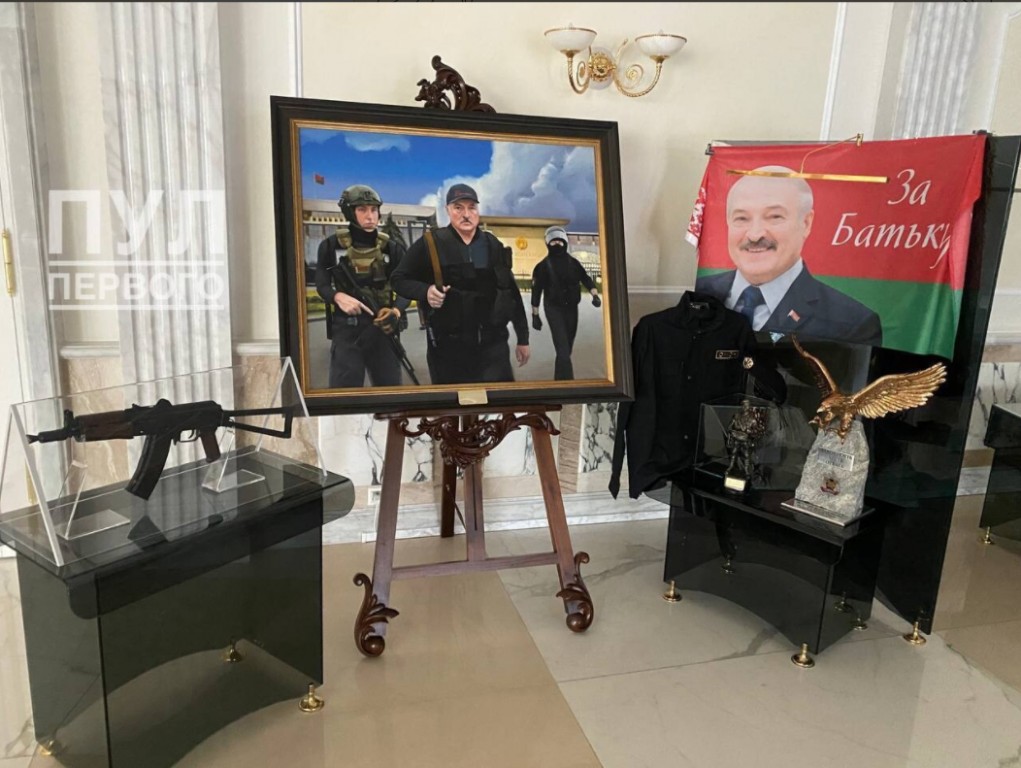 В резиденции Лукашенко выставили автомат, с которым он выходил на протесты