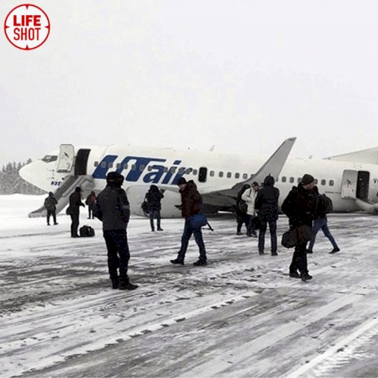 В России пассажирский самолет совершил жесткую посадку (видео)