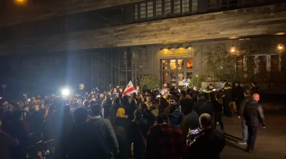 В Тбилиси прошли протесты из-за визита Владимира Познера
