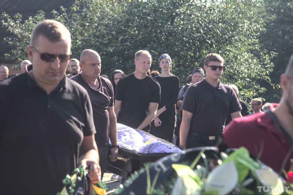 В Жабинке простились с мужчиной, погибшим от выстрела в голову во время протестов в Бресте