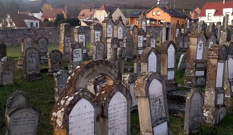 Во Франции неофашисты осквернили больше сотни еврейских могил