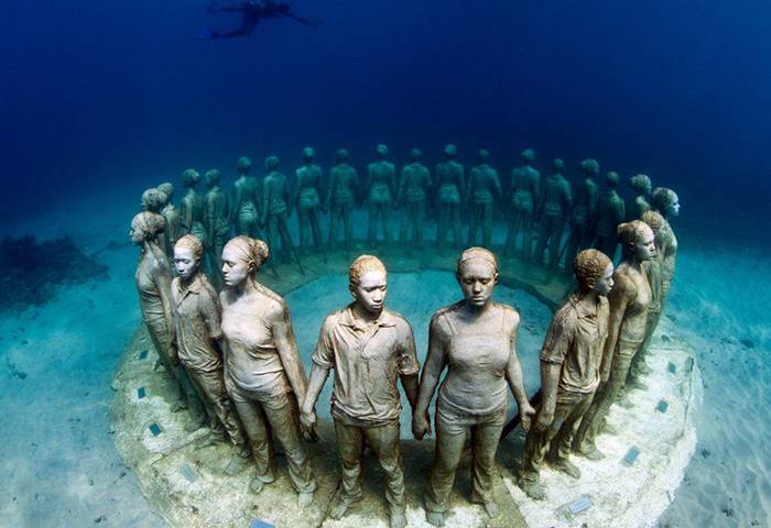 Водные скульптуры, которые могут по-настоящему напугать