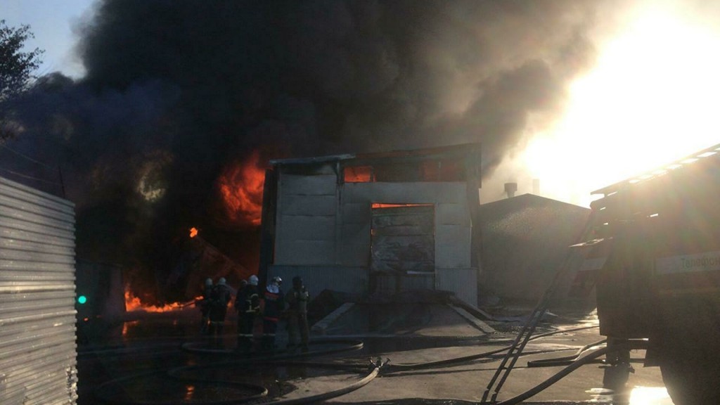 Взрывы продолжаются на горящем складе боеприпасов в Рязанской области