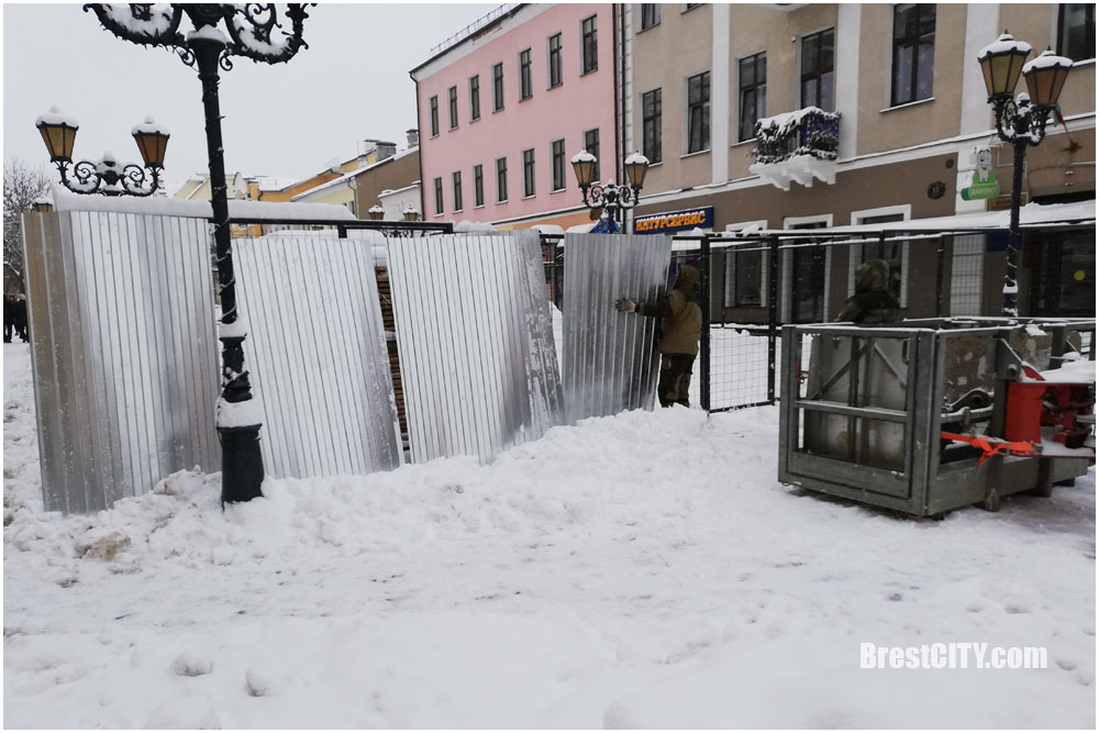 Зачем огородили часть пешеходной зоны на Советской в Бресте?